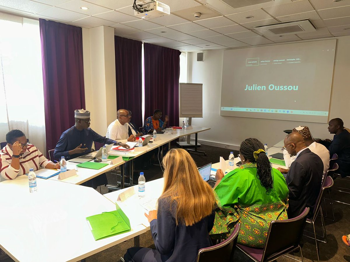 “Réunion de briefing du Groupe de Travail Régional au Novotel Abidjan Plateau. Analyse du contexte préélectoral, partage d’informations et élaboration de stratégies pour prévenir les risques de violence lors de la présidentielle du 25 octobre 2025. #ÉlectionSansGbangban #CIV2025
