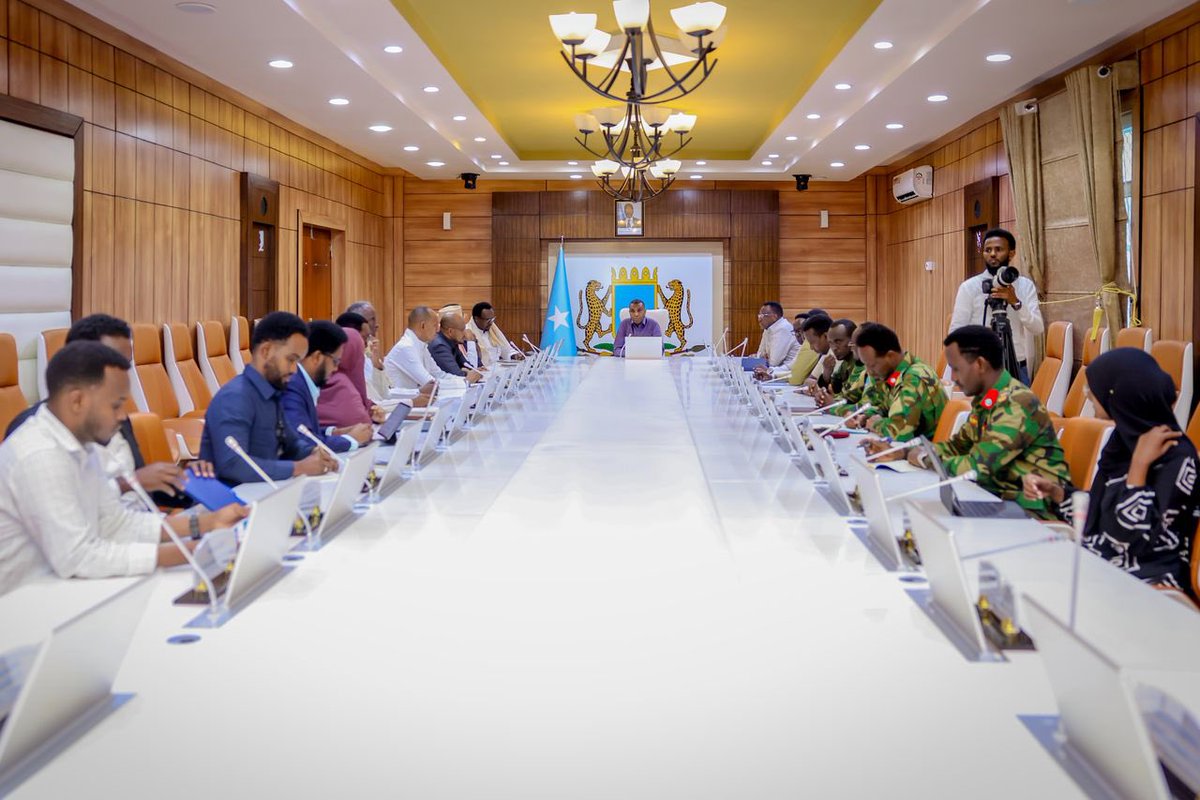 Today, we're united in defeating Kharajities! 

Our #DanQaran Government leads the charge, urging all Somalis to join hands in this pivotal moment to crush the menace of the Kharajities, whose power is waning. 

We are united in fortifying our country's peace and security.