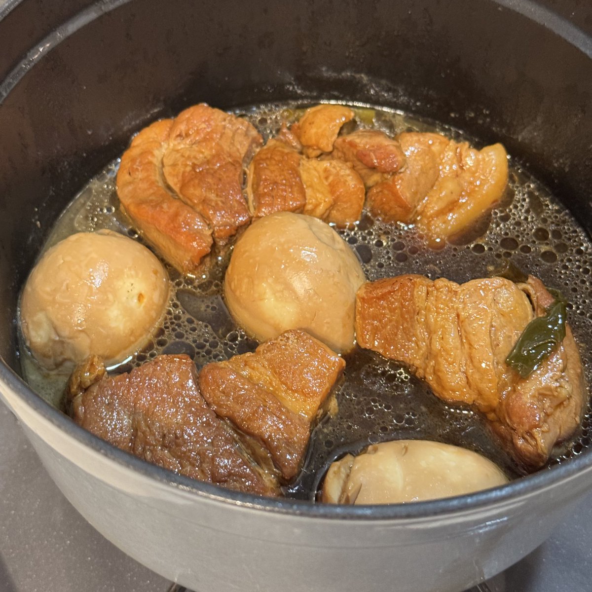 _unobox_'s tweet photo. 今日は初めて豚の角煮を作った。
夫が「これって作るの大変…？」と訊いてきたので、いやそうでもないよ〜と言うと「そしたらまた作ってほしい…すごく好み」と言ってきた。
作るの大変でも、そんな風に言ってくれるならいつでも作るよ。
言葉でちゃんと言ってくれるのってシンプルに超嬉しいよ… https://t.co/qK3e4ryypH