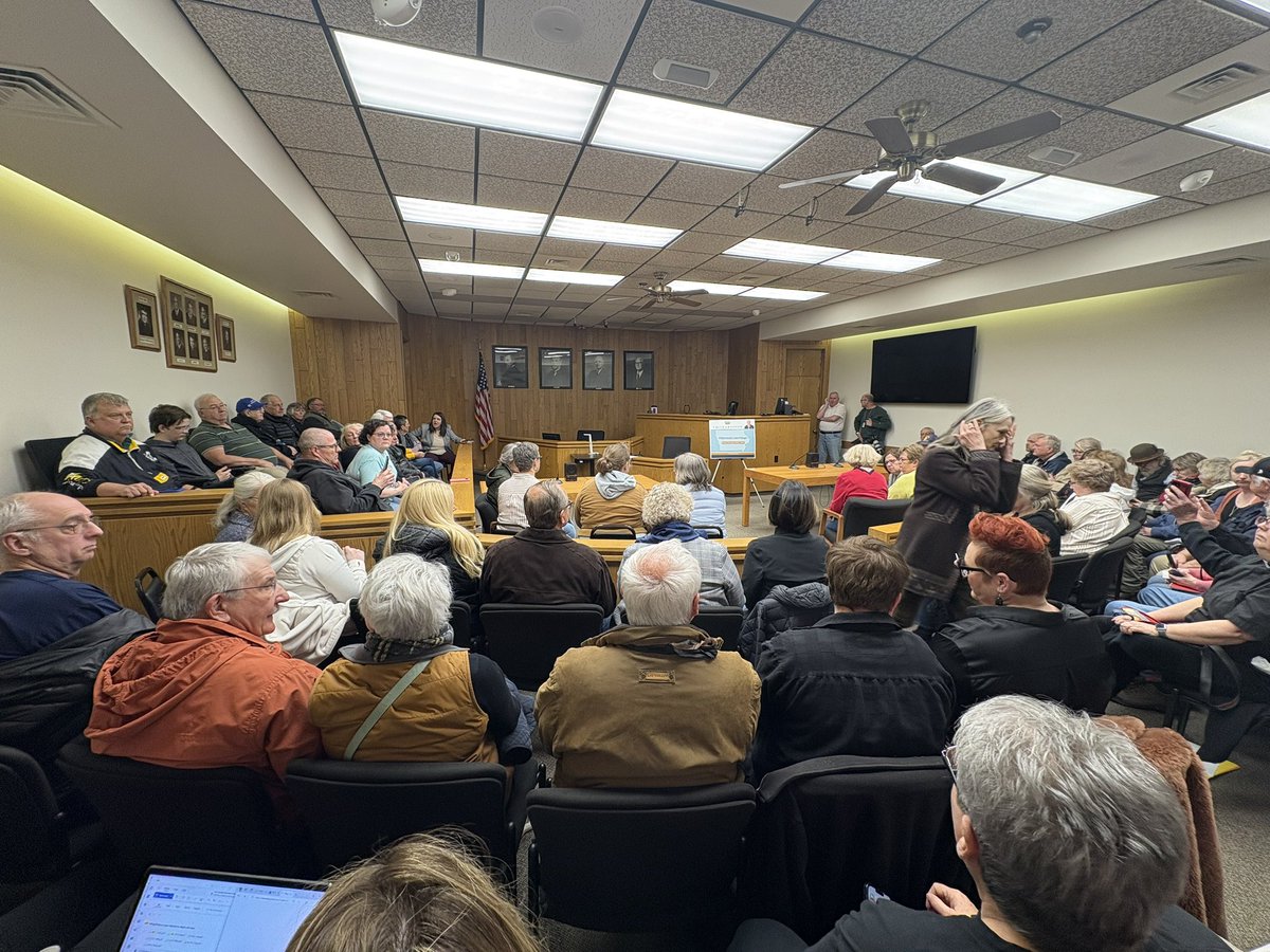 Packed courtroom at Franklin County Courthouse for <a href="/ChuckGrassley/">Chuck Grassley</a> town hall. Room filled up in about 20 minutes; standing-room only. They are packing people in like sardines. About 115 people so far.