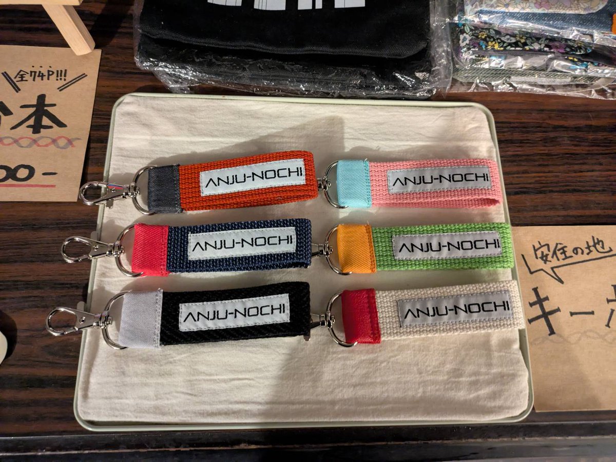 昨日の夜ステージは、初めて場内アナウンスをしました。
(いつも舞台裏で衣装でヒーヒーしてます)
余り布キーホルダー、どの柄を買おうか悩んでいる姿を見て、嬉しい気持ちになりました。
製作した者にとって本望です。
土曜日のステージはこの６メンバーからスタートです🦅