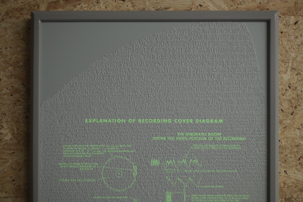 rsk_nak's tweet photo. "FLATLABO Q SESSION"に展示している私の個人作品『Sci-Fi』のお話。
インクの凹凸のみで表現した古代の叡智ロゼッタストーン、
蛍光グリーンのインクで表現した星間空間に行ったボイジャーのゴールデンレコード。
光の加減や、当てる光によって見える意味が変化する作品にしてみました。
#FLATLABO https://t.co/5i0fWPUuBb