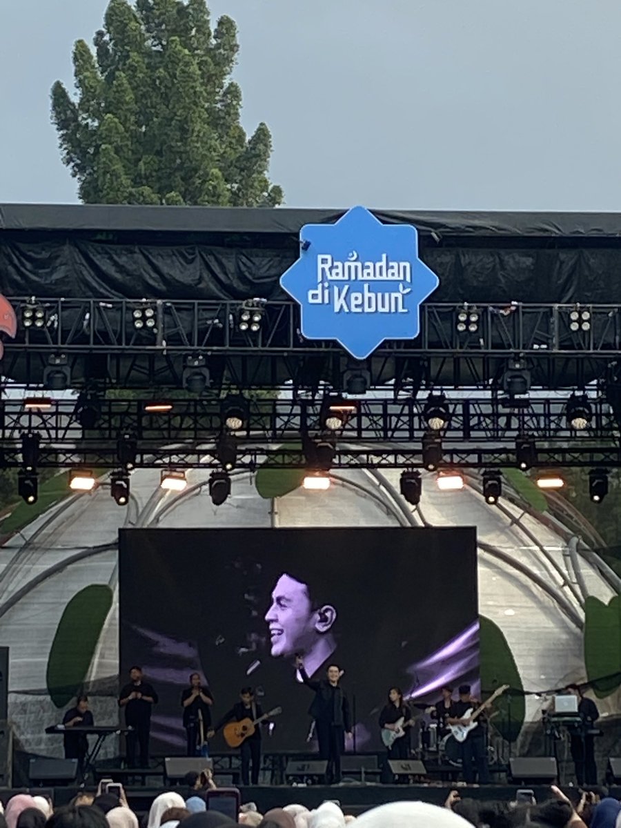 fitriwirda_'s tweet photo. tulus makasi ya udah ciptain lagu2 bagus 🥹 akhirnya nonton tulus lagi, teruhuraaaa 🥹🥹🥲 https://t.co/xwCdmNferr
