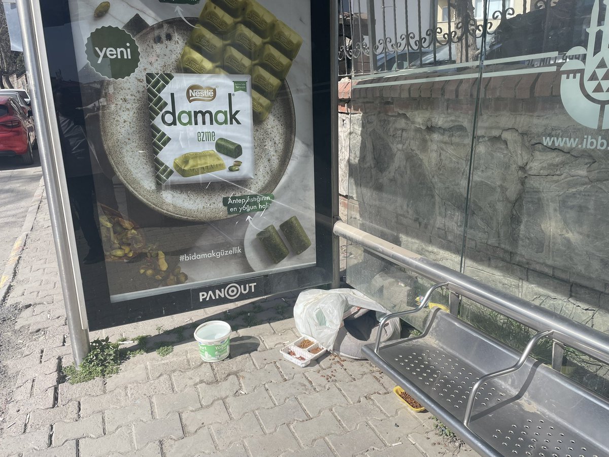 Öğrenciler otobüse binemesin diye bir tane gerizekalı otobüs durağına köpekler için yem bırakmış.  <a href="/uskudarbld/">Üsküdar Belediyesi</a>

IMKB Kız Meslek Lisesi Durağı Üsküdar