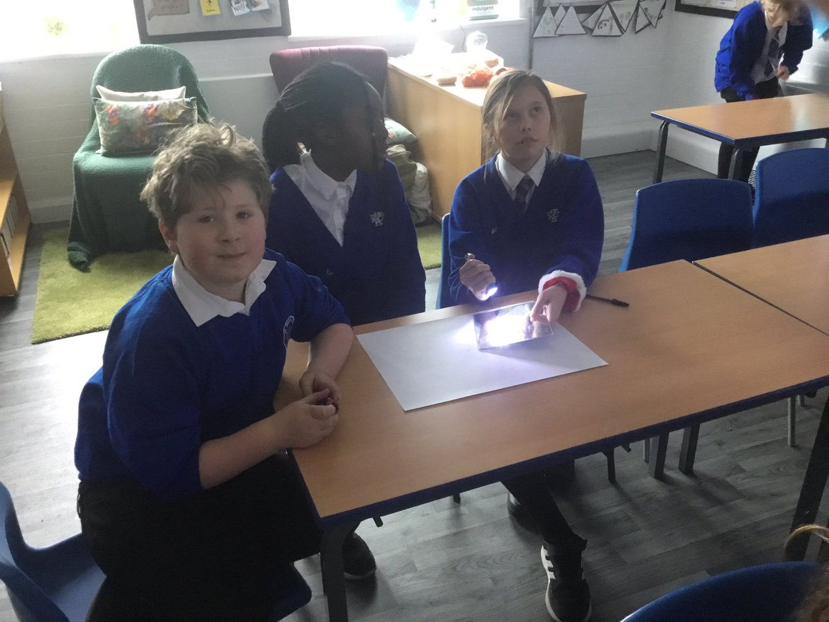 StMarksCEWigan's tweet image. The Spider Monkeys have been investigating how to make light travel around corners in Science. #creatingabetterfuture