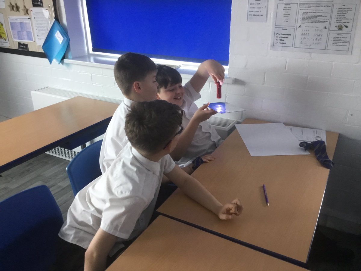 StMarksCEWigan's tweet image. The Spider Monkeys have been investigating how to make light travel around corners in Science. #creatingabetterfuture