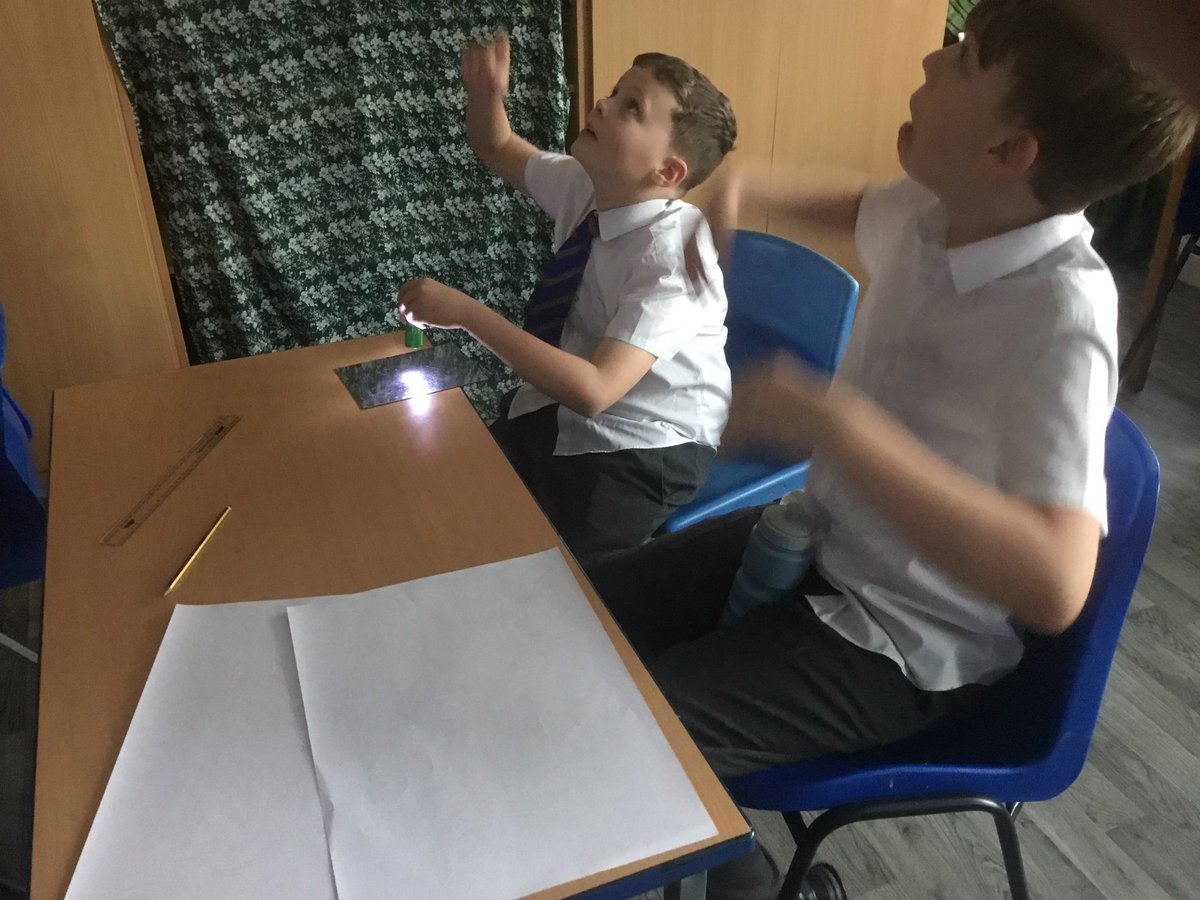 StMarksCEWigan's tweet image. The Spider Monkeys have been investigating how to make light travel around corners in Science. #creatingabetterfuture