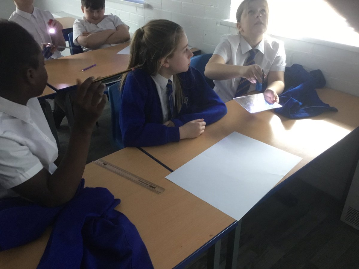StMarksCEWigan's tweet image. The Spider Monkeys have been investigating how to make light travel around corners in Science. #creatingabetterfuture