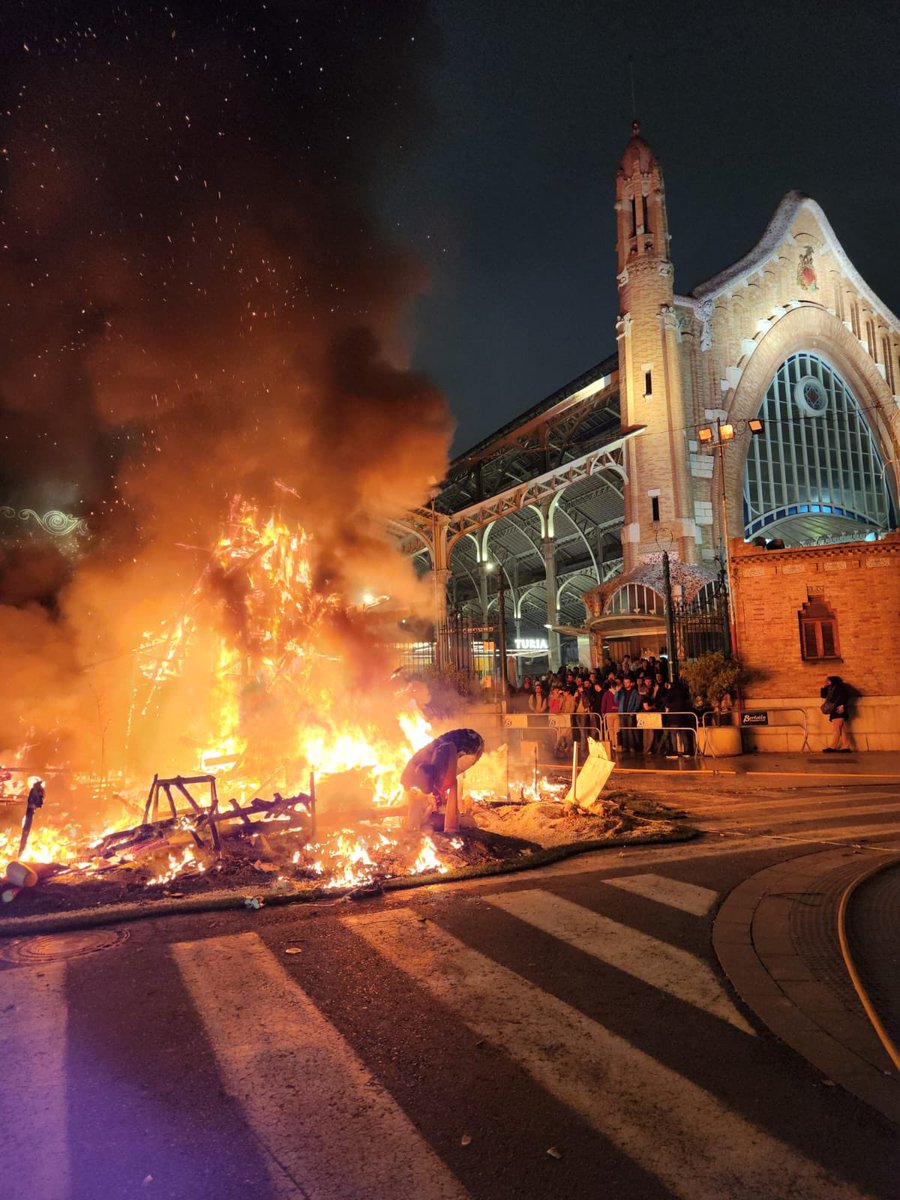 FMercadoColon's tweet photo. Han sido unas grandes Fallas. Y lo han sido porque todos hacemos que lo sean. Somos una falla grande, y una gran falla, y eso nunca es fácil.
Vivas las fallas 2025!!
…
…
Y las de 2026, que empiezan hoy!
#somosdeconde #fallas #valencia https://t.co/J9vjfjMJjh