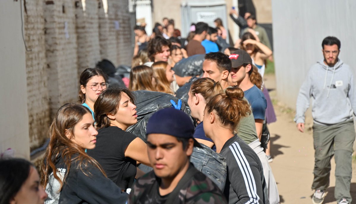 Despues de la catástrofe estuvimos trabajando junto a cientos de voluntarios en el Club Liniers para recibir y clasificar donaciones. Este es un resumen del esfuerzo conjunto que sostuvo el punto de donación👇🏼