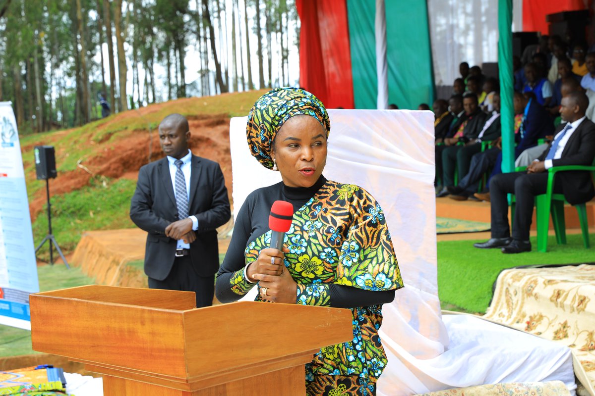 La Première Dame du Burundi, Angélique Ndayishimiye, avec le soutien de <a href="/WhoBurundi/">WHO Burundi</a> , mène une campagne de sensibilisation à la #vaccination dans le district sanitaire de Gahombo. Malgré une couverture vaccinale de 76%, ce district fait face à une épidémie de #rougeole.