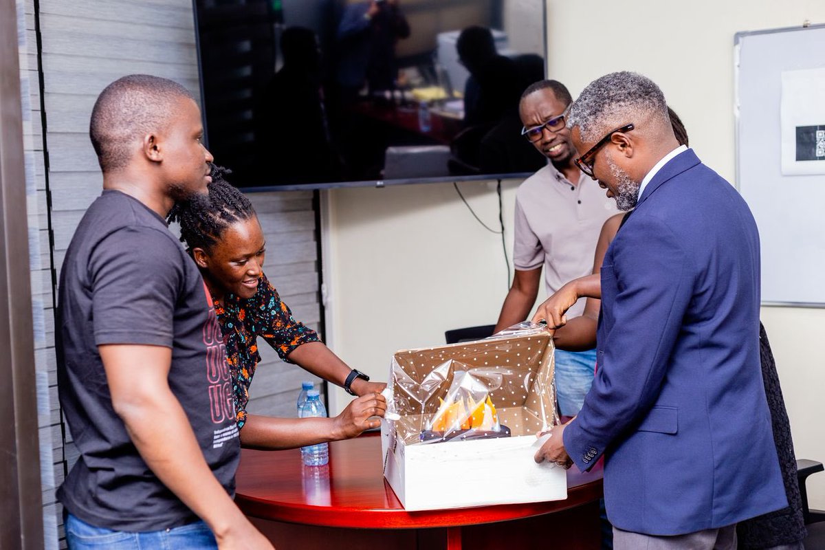 Comrade_Otoa's tweet photo. See who surprised me at work!! My @SafariUbuntu team came through with a birthday cake! I love these guys. The guys got me teary in the middle of the day! Thanks @iDEASUG @stellakayy @J_The_Lioness @WembiReports. My heart is full ! https://t.co/tokH5pcDYu