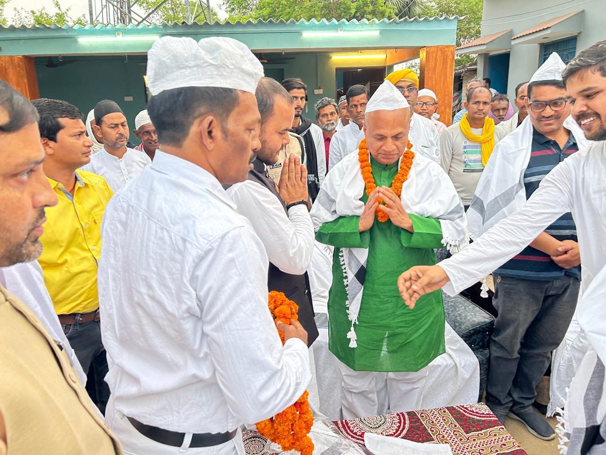 munnasiddiqie's tweet photo. बिहारशरीफ प्रखंड के ग्राम पेड़का में आयोजित दावत-ए-इफ्तार में आप सबकी आवाज़ (राष्ट्रीय) पार्टी के राष्ट्रीय अध्यक्ष व पूर्व केंद्रीय इस्पात मंत्री जनाब श्री @RCP_Singh साहब ने शिरकत फरमाई।
@aapsabkiawaz https://t.co/uvdCLZfEsq