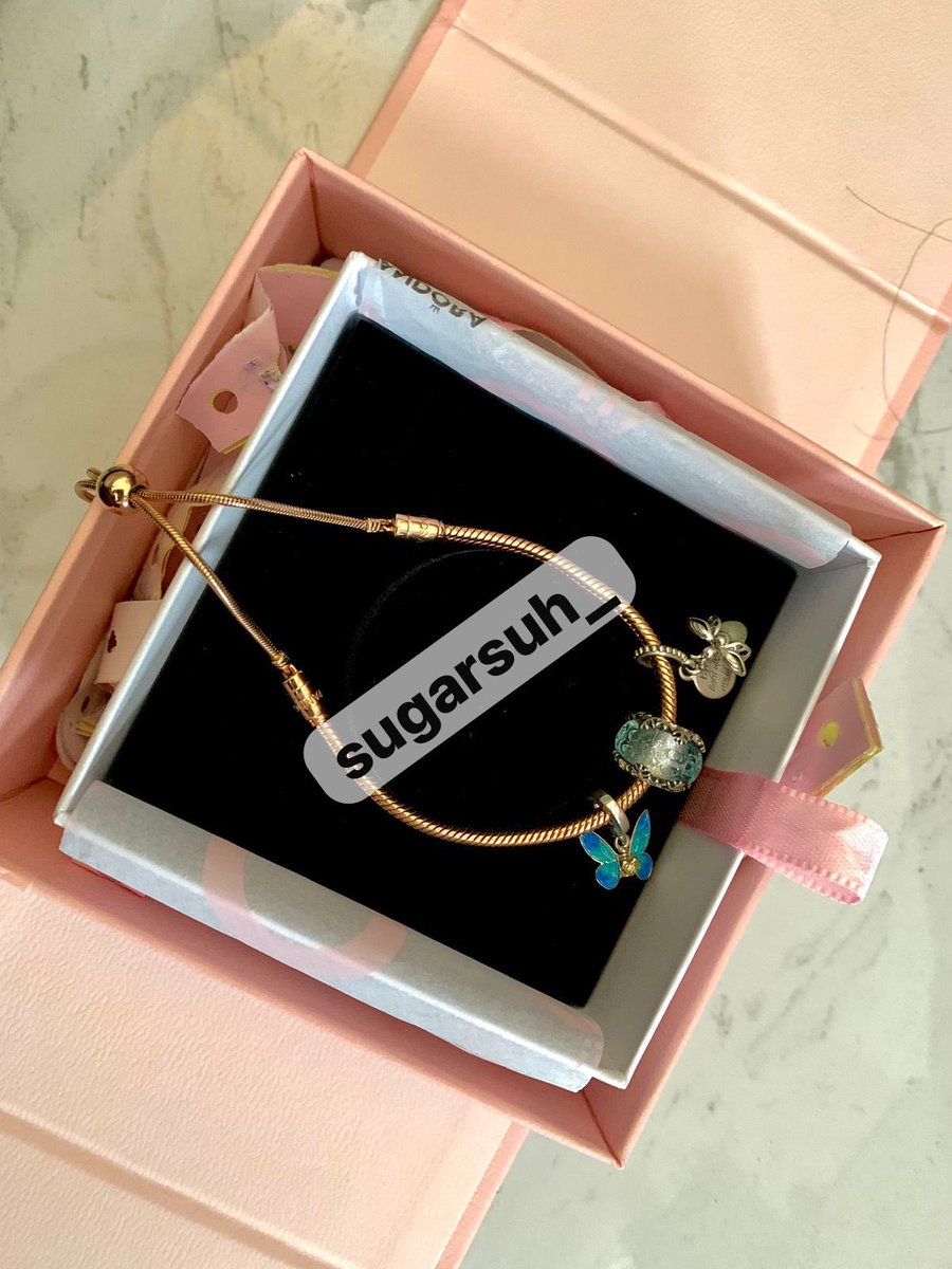 sugarsuh_'s tweet photo. @idkmynamewkwk hii kakk, aku ada charm firefly, murano snowflake, sama butterfly dangle. siapa tau masih minat kak https://t.co/33a9osjkId