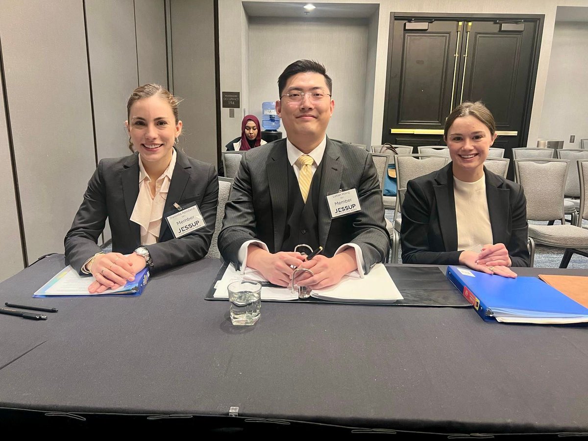 For the first time in over 30 years, a UChicago Law team is heading to the international rounds of the Jessup Moot Court Competition! Congrats to Anna Schmitt, Sahar Omer, David Clifton, Daniela Apodaca, &amp; Letian Wang (all 3Ls) on this huge achievement! buff.ly/HmjZtbi