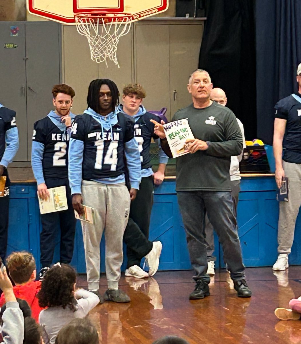 CoachGarrett53's tweet image. Thank you to the Watchung Elementary School in Middlesex for having us today!
Stressing the importance of reading to K-3 graders
#ReadingisFUNdamental

-Another Friday
-Another Community Service
-Another opportunity to: 

GROW ON GOOD SOIL

#MBK
F. I. G. H. T. 

Love ❤️ our guys