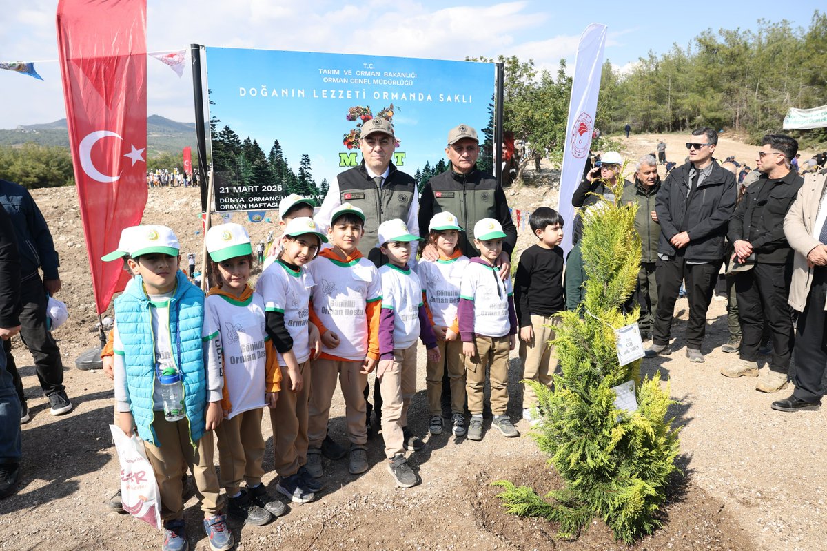 Valimiz Sayın Atilla Toros, 21 Mart Dünya Ormancılık Günü ve Orman Haftası kapsamında düzenlenen fidan dikimi etkinliğine katıldı.

Programda, bir konuşma gerçekleştiren Vali Atilla Toros; ‘‘Ormanlar bize sunulmuş ilahi bir hazinedir. Bir ağaç, sadece toprağa kök salmaz; aynı