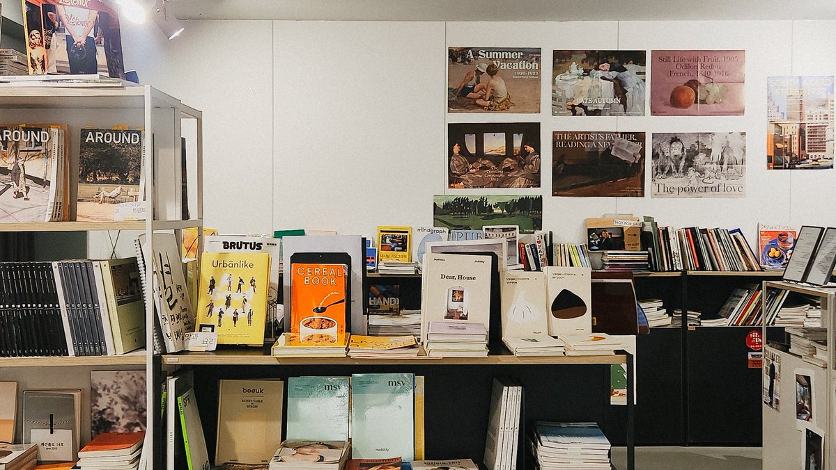 mynameis_bean_'s tweet image. 📕 종이잡지클럽 / 합정

이름 그대로 종이 잡지들을 판매하는 곳! 디자인, 가구, 문학 등 장르에 구애받지 않고 다양한 잡지들을 판매한다. 저명한 매거진B, 어라운드 등은 물론이고 보물 같은 절판 잡지도 많다. 6,000원을 내면 일일 무제한으로 잡지 열람 및 좌석 이용이 가능하니 꼭 가보시길!!!