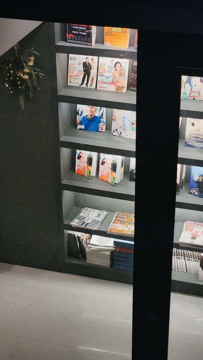 mynameis_bean_'s tweet image. 📕 종이잡지클럽 / 합정

이름 그대로 종이 잡지들을 판매하는 곳! 디자인, 가구, 문학 등 장르에 구애받지 않고 다양한 잡지들을 판매한다. 저명한 매거진B, 어라운드 등은 물론이고 보물 같은 절판 잡지도 많다. 6,000원을 내면 일일 무제한으로 잡지 열람 및 좌석 이용이 가능하니 꼭 가보시길!!!