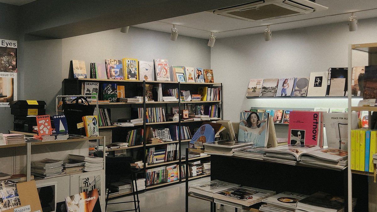 mynameis_bean_'s tweet image. 📕 종이잡지클럽 / 합정

이름 그대로 종이 잡지들을 판매하는 곳! 디자인, 가구, 문학 등 장르에 구애받지 않고 다양한 잡지들을 판매한다. 저명한 매거진B, 어라운드 등은 물론이고 보물 같은 절판 잡지도 많다. 6,000원을 내면 일일 무제한으로 잡지 열람 및 좌석 이용이 가능하니 꼭 가보시길!!!