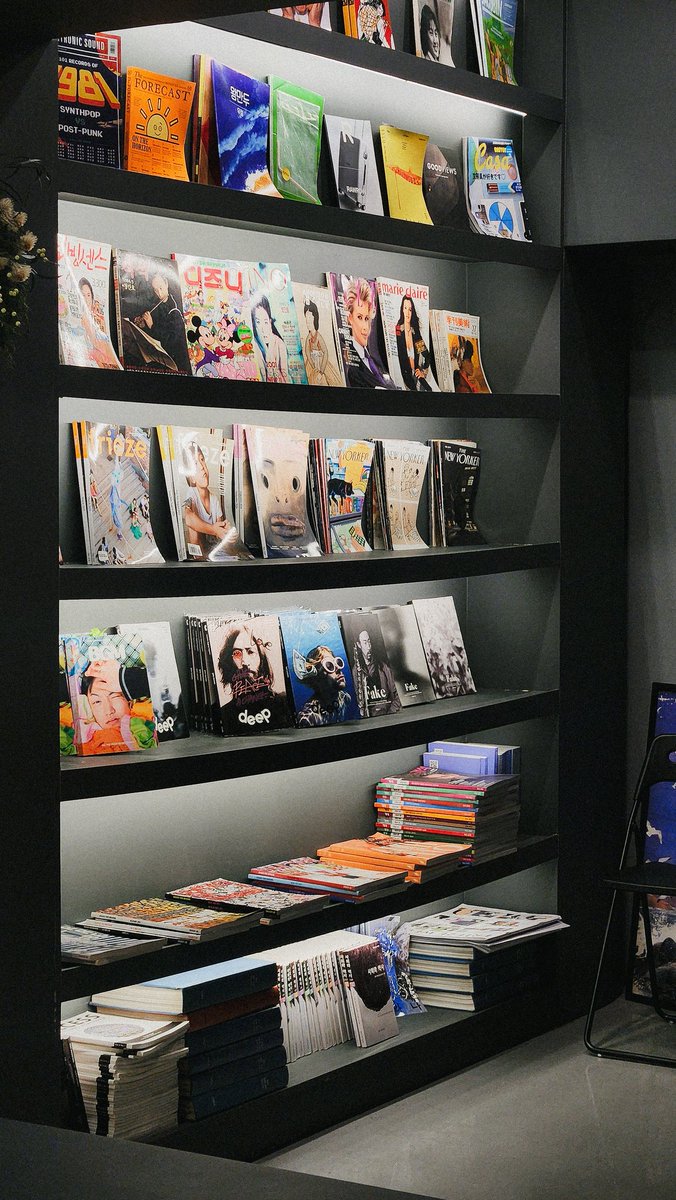 mynameis_bean_'s tweet image. 📕 종이잡지클럽 / 합정

이름 그대로 종이 잡지들을 판매하는 곳! 디자인, 가구, 문학 등 장르에 구애받지 않고 다양한 잡지들을 판매한다. 저명한 매거진B, 어라운드 등은 물론이고 보물 같은 절판 잡지도 많다. 6,000원을 내면 일일 무제한으로 잡지 열람 및 좌석 이용이 가능하니 꼭 가보시길!!!
