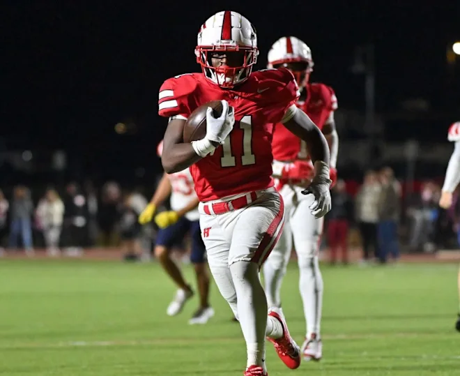 The son of Auburn kick-six legend Chris Davis, Chris 'CJ' Davis III (<a href="/Ceejdavis3/">Chris (CJ) Davis III</a>), is ready to leave his own mark on college football.

The 2028 RB recently picked up a Tennessee offer.

"They used to be my favorite team in middle school."

➡️ tennessee.rivals.com/news/vols-offe…