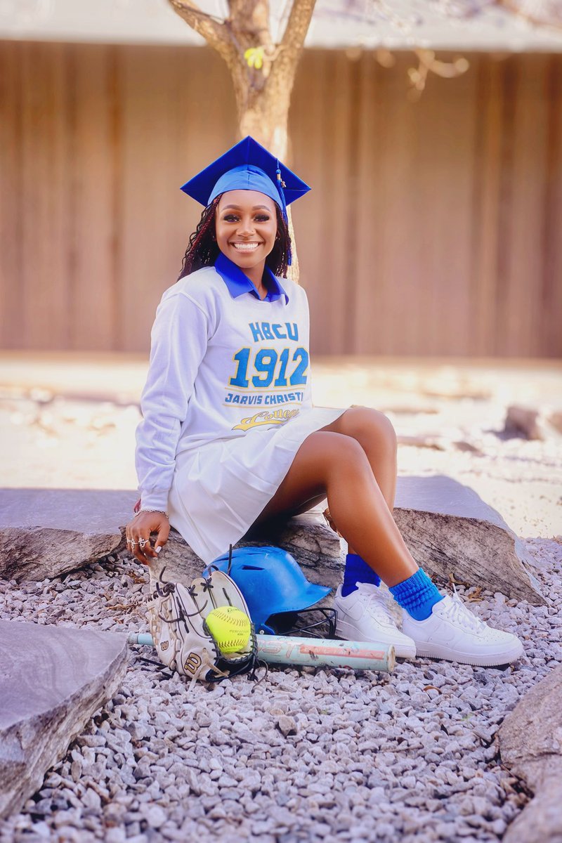 jaila_davis2025's tweet photo. Almost time to cross that stage! 🎓💙 #seniorpics #senioryear #Classof2025 #seniorszn #houstontx #missouricitytx #hbcubound #softballcommit #jarvischristianuniversity https://t.co/MjLJ2kd71y
