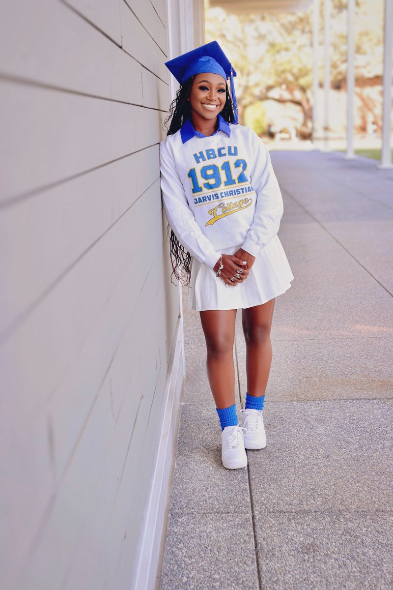 jaila_davis2025's tweet photo. Almost time to cross that stage! 🎓💙 #seniorpics #senioryear #Classof2025 #seniorszn #houstontx #missouricitytx #hbcubound #softballcommit #jarvischristianuniversity https://t.co/MjLJ2kd71y