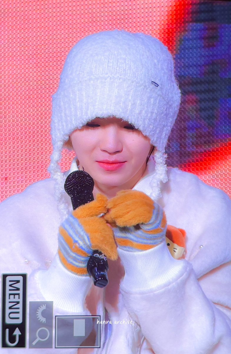 hanra_archive's tweet photo. 250321 캐럿랜드 

손꾸락 계속 만지작 만지작ㅋㅋㅋㅋㅋㅋㅋㅋ

#우지 #WOOZI #ウジ #세븐틴 #Seventeen https://t.co/BVGbpVVXwB