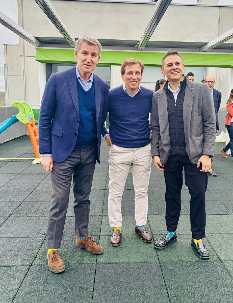 Mil gracias presidente <a href="/NunezFeijoo/">Alberto Núñez Feijóo</a> y Alcalde <a href="/AlmeidaPP_/">José Luis Martínez-Almeida</a> por venir a celebrar el #DiaMundialSindromeDown a Colegio Cambrils <a href="/ColegioCambrils/">COLEGIO CAMBRILS 🧡💚</a>  con los calecetines desparejados de #MereceLaPena 
Gracias amigos