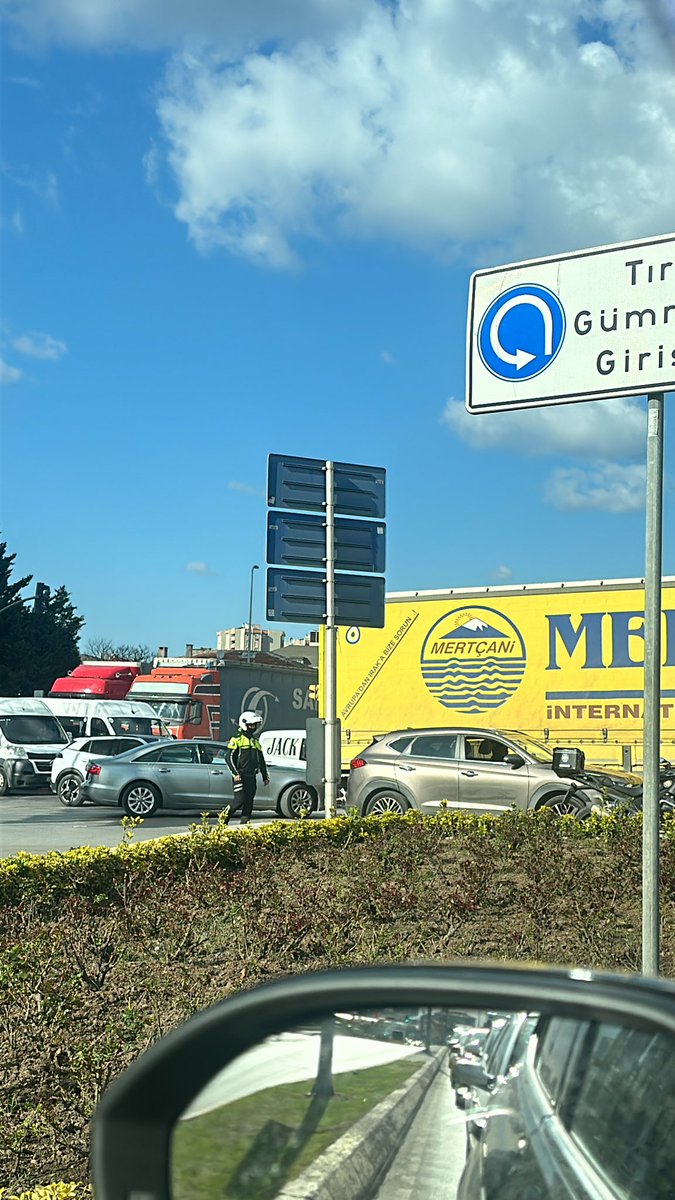 bsrapyrzz's tweet photo. Bıktık bu gümrük trafiğinden.. bezdikkkkk..  artık care bulunnn!!!!!! @atasehirbld https://t.co/5QoZvC25li