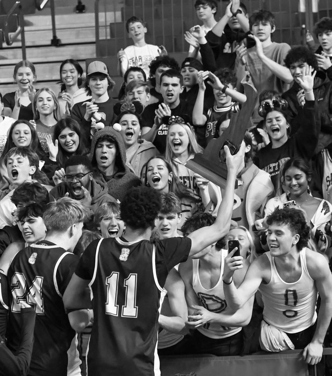 jaydent2025's tweet photo. It was all a dream……….that came true!
#sanfordlegacy #traditionnevergraduates #StateChamps #11for11 https://t.co/eGSeA4GKlz