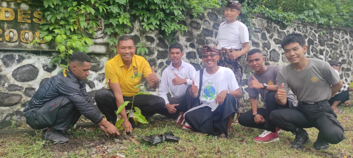 HumasDawan's tweet photo. Kapolsek Dawan, AKP I Gede Budiarta, S.H., M.H., turut serta dalam kegiatan penghijauan bertema "Hijau Kembali Bukitku" yang dilaksanakan di areal Pura Dalem Adat Pangi, Desa Pikat, pada Jumat, 21 Maret 2025. https://t.co/h07zSoRG1Y