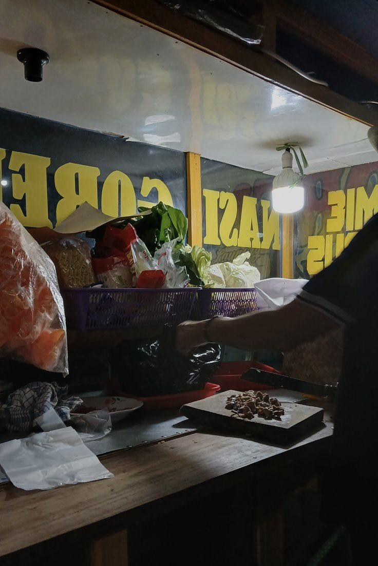 Been a long time.

Ternyata ini tukang nasi goreng depan komplek kosan masih enak aja rasanya.