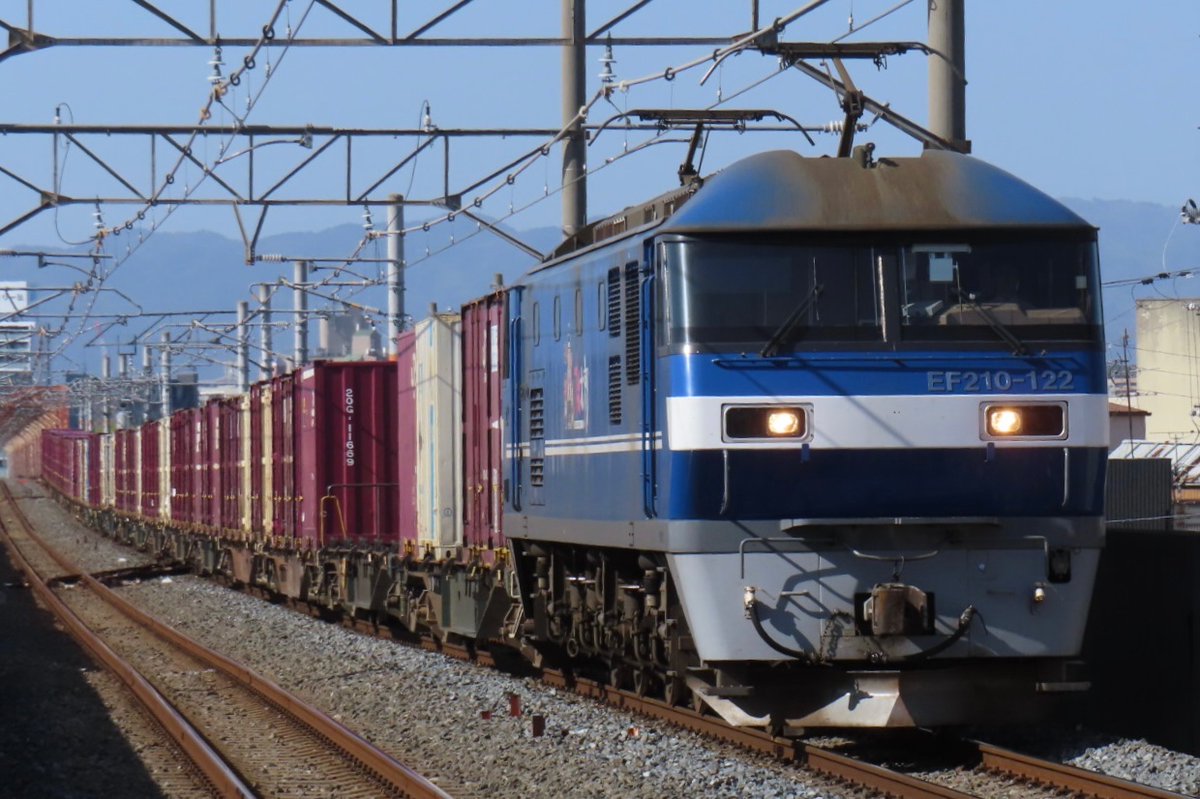 3/14 金
5087レ EF210-122(代走)+コキ 城北公園通にて
この時はまだ代走扱いでした。牽引機が桃になるだけで誰1人来なくなるのはびっくりしました。