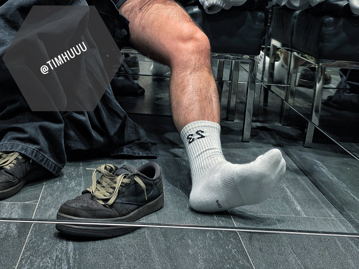 這雙Jordan 23只要流一點汗就超臭🥵
有沒有人想趴跪在地上聞聞看😈