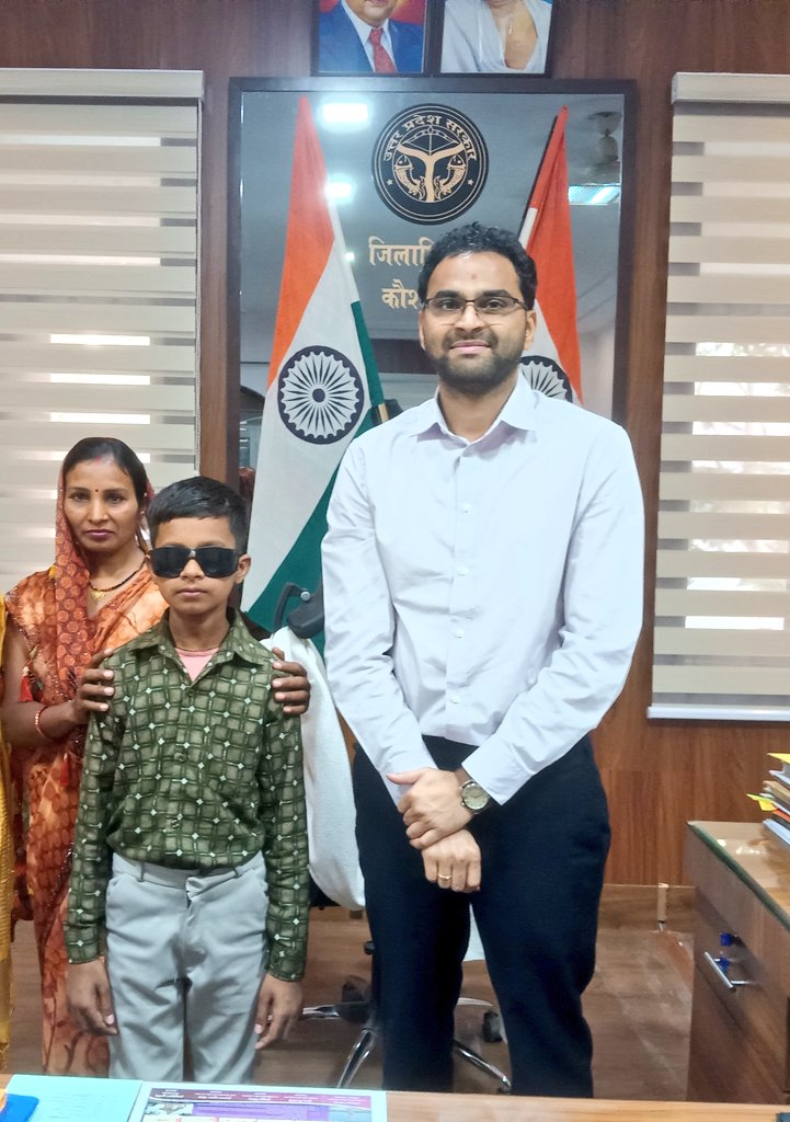 चोट से #दृष्टिहीन हुए 10 वर्षीय आदित्य की हालत देख @DMkaushambi ने संज्ञान लेते हुए डा० राजेंद्र प्रसाद नेत्र विज्ञान केंद्र <a href="/aiims_newdelhi/">AIIMS, New Delhi 🇮🇳</a> अस्पताल में संपर्क कर सफल #इलाज कराया। आंखों की रोशनी लौटने पर उसने परिवार संग आभार व्यक्त किया। #NewHope #HumanityWins
<a href="/CMOfficeUP/">CM Office, GoUP</a>
