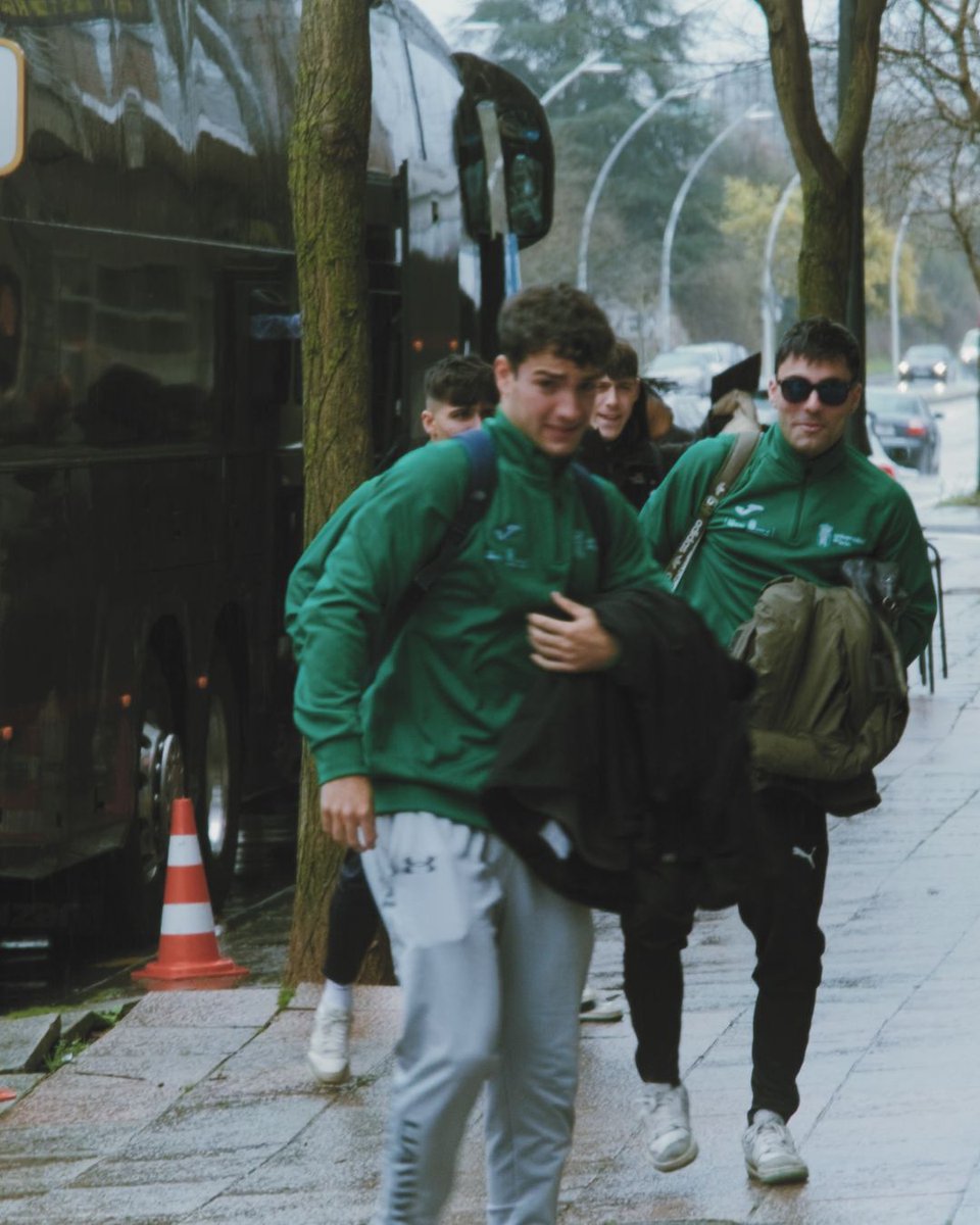 Unileon_ponfe's tweet photo. ¡Ni la lluvia nos para! Los estudiantes inundan de nuevo las calles de #Ponferrada para este segundo y último fin de semana de #TrofeoRector. Dos días para decidir qué universidad se lleva el trofeo de fútbol, baloncesto y fútbol sala.
Suerte a todos ¡y a jugar! https://t.co/gz59S86x6i