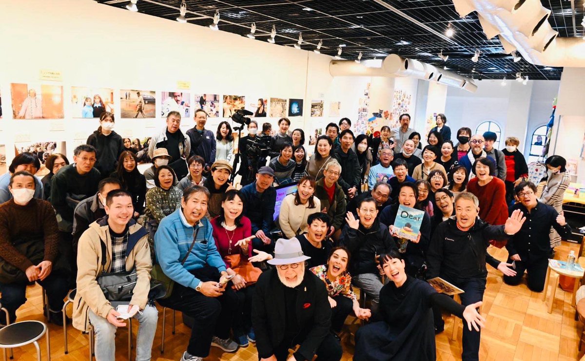0417Tome's tweet photo. 【JUST PEACE！〜イラク、シリア、そして世界のこどもたちとともに】
【神保町駅から徒歩６分✨文房堂４階にて3/25まで！】

今回の展示の中には、サヘルローズさんに現地の子どもたちから送られた絵や手紙もありました✨

JIM-NETのスタッフさんが写真やコメント以上の説明を添えてくださいました🙏✨ https://t.co/zKmLPpvpkV