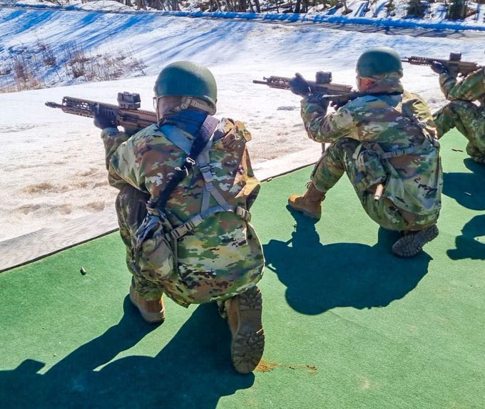 alertanoti's tweet photo. SOLDADO SALVADOREÑO GANA PRIMER LUGAR EN COMPETENCIA INTERNACIONAL “EL MEJOR GUERRERO 2025”

Efectivos del Comando de Fuerzas Especiales de la Fuerza Armada de El Salvador demostraron su alto nivel de preparación en la prestigiosa competencia “El Mejor Guerrero 2025”, organizada por la Guardia Nacional de New Hampshire, en Estados Unidos.

A pesar de las condiciones climáticas adversas, el Soldado Nahún Isaías Ramírez Hernández logró imponerse ante sus competidores y obtuvo el primer lugar de la exigente prueba.

Asimismo, el Cabo Carlos Javier Hernández Velásquez destacó con un notable desempeño, alcanzando el tercer puesto.

La competencia reunió a soldados de diferentes países, incluyendo Cabo Verde y Estados Unidos, quienes pusieron a prueba sus habilidades en resistencia física, destrezas tácticas y liderazgo en escenarios de alto nivel de dificultad.

El Ministro de la Defensa Nacional, Francis Merino Monroy, celebró este logro a través de sus redes sociales, resaltando el honor, el coraje y la entrega de los militares salvadoreños, quienes una vez más han puesto en alto el nombre y la bandera de El Salvador en el ámbito internacional.