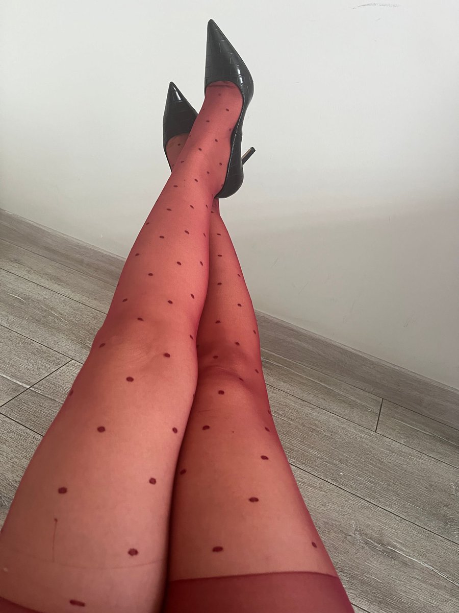 Fantezinin en guzeli,topuklu ayakkabi ve coraplar.
#sevisme#opusme#evlicift#grup