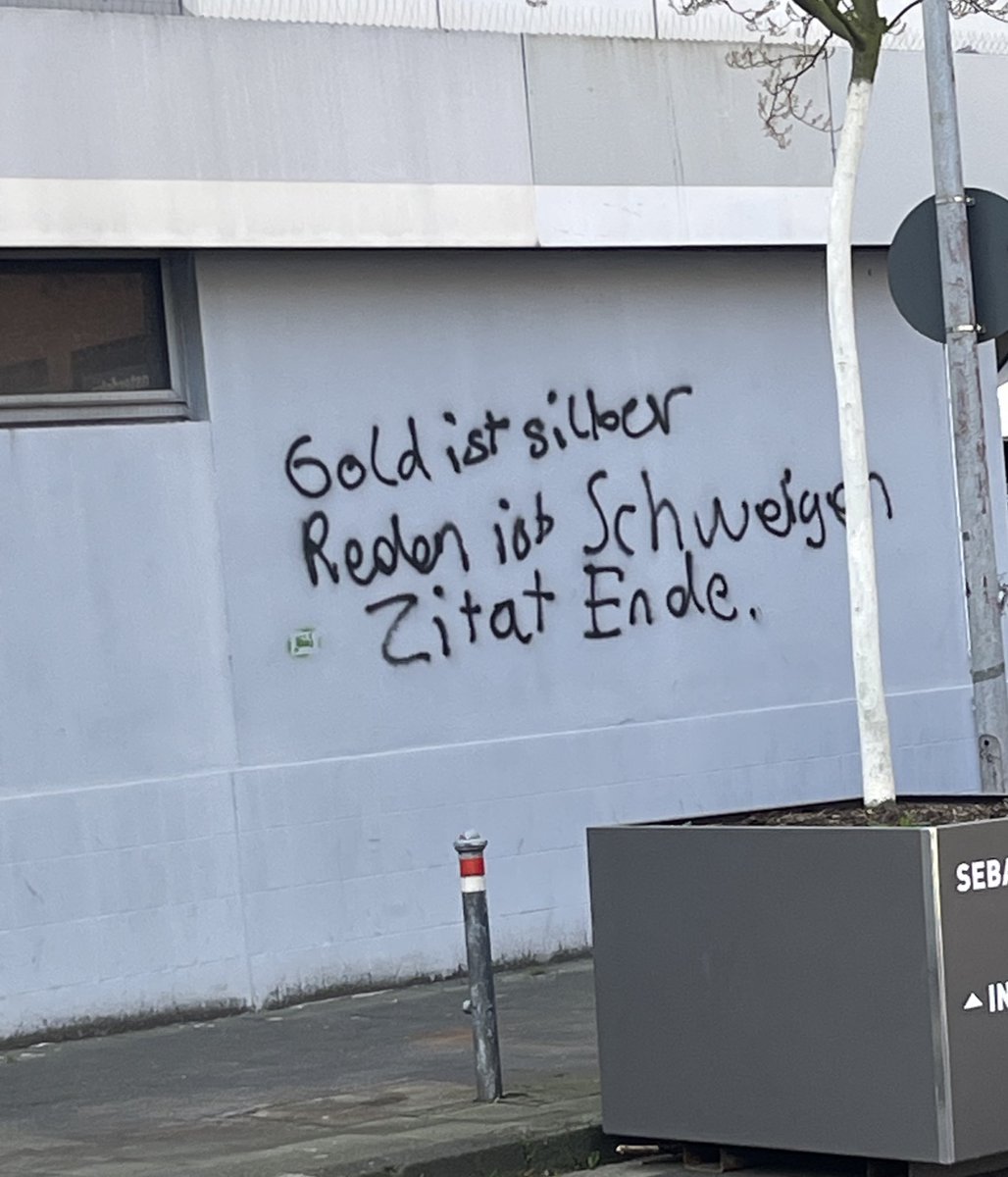 0_7_user's tweet image. Dafür einfach die Wand beschmiert
