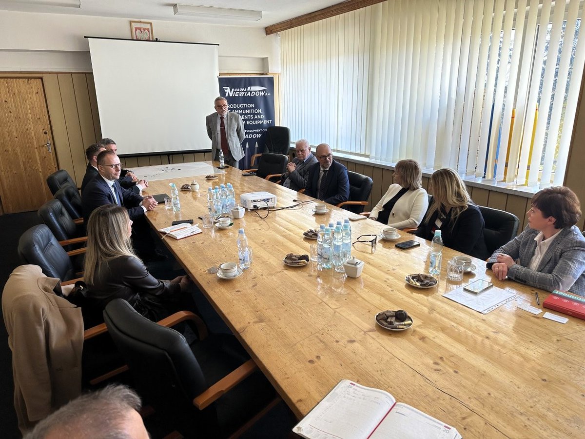 grupaniewiadow's tweet photo. Pierwsza Wojskowa Specjalna Strefa Ekonomiczna w Polsce – Grupa Niewiadów otwiera nowe możliwości dla przemysłu obronnego

W Niewiadowie k. Ujazdu powstanie pierwsza w Polsce Wojskowa Specjalna Strefa Ekonomiczna (WSSE). To przełomowy krok, który umożliwi firmom zbrojeniowym rozwój w ramach specjalnych preferencji inwestycyjnych. Będzie to możliwe po nowelizacji rozporządzenia do Ustawy o specjalnych strefach ekonomicznych.

Grupa Niewiadów SA aktywnie angażuje się w ten proces, tworząc przestrzeń dla współpracy ze startupami i technologicznymi firmami, które będą mogły korzystać z Ośrodka Badawczo-Rozwojowego, poligonu doświadczalnego oraz kancelarii tajnej.

Możliwość wejścia w strefę ekonomiczną firm zbrojeniowych daje nam zupełnie nowe narzędzia, by planowane przez nas inwestycje ruszyły z kopyta – podkreśla Grzegorz Niedzielski, prezes Grupy Niewiadów SA.

W Niewiadowie w tej sprawie odbyło się już pierwsze spotkanie robocze, wzięli w nim udział przedstawiciele: Łódzkiej Specjalnej Strefy Ekonomicznej, Sejmiku Województwa Łódzkiego, lokalnych władz samorządowych.

Ta inicjatywa to ogromna szansa dla regionu – nowe inwestycje, miejsca pracy i rozwój technologii wojskowych. Jest to również bardzo dobry przykład współpracy między sektorem obronnym, a administracją publiczną.

Jesteśmy otwarci na współpracę – mamy infrastrukturę, ludzi z doświadczeniem, świetną lokalizację i zdolności produkcyjne. Chcemy szybko i sprawnie proponować rozwiązania dla Wojska Polskiego – zaznacza prezes Niedzielski.

Autor zdjęć: Marek Obszarny, Polska Press

#WojskowaStrefaEkonomiczna #GrupaNiewiadów #Obronność #Inwestycje #Bezpieczeństwo #PolskiPrzemysł #PolskieTechnologie