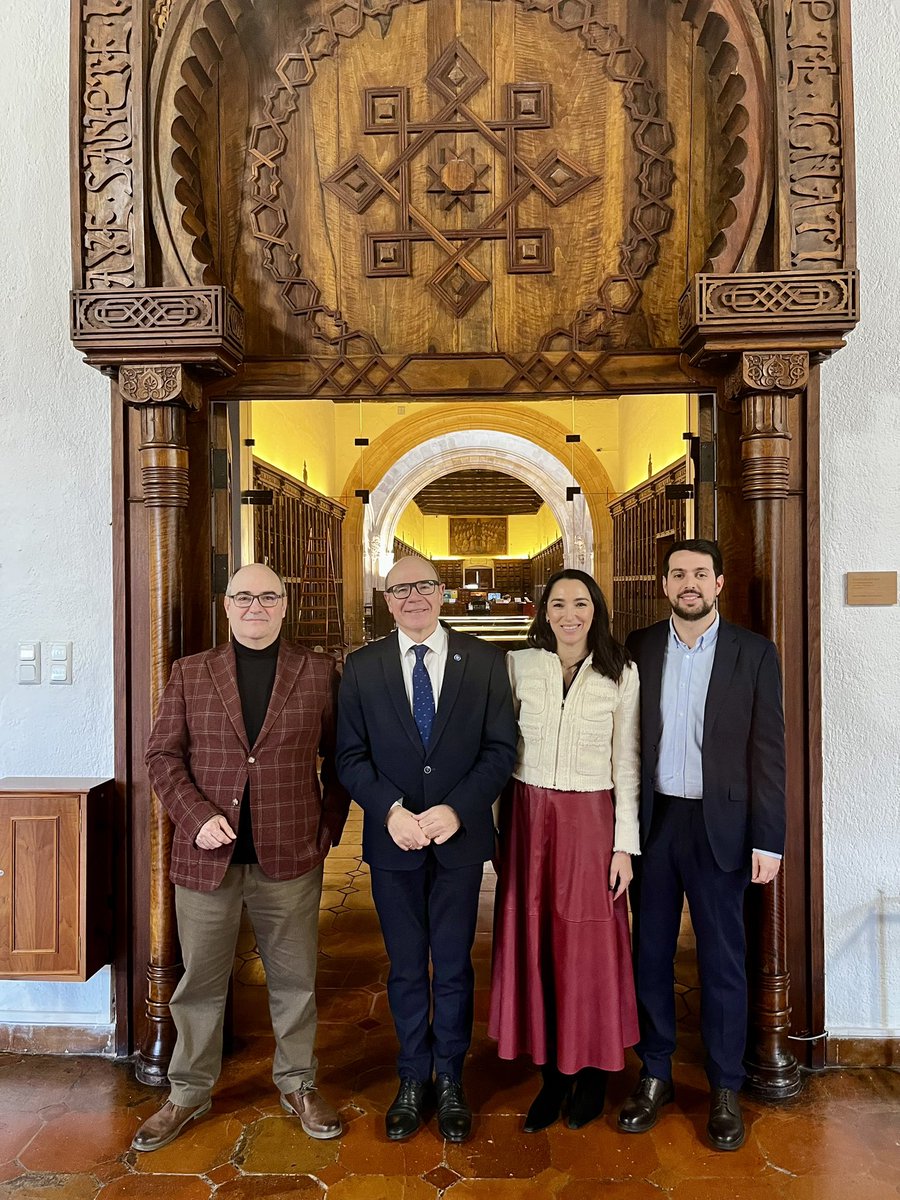 🎓 Se ha acordado impulsar acciones que permitan dar visibilidad a la escala de FHCN entre la comunidad universitaria como carrera profesional destacada en ámbito del sector público. 

📸 Salón de Rectores. Rectorado de la Universidad de Granada.