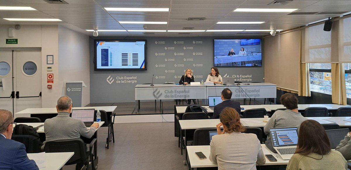 #Sumandoenergías Nuestra directora General <a href="/inmapeiro/">Inma Peiró Gómez</a> participa en el curso sobre #CAES del  <a href="/Enerclub/">Club Español de la Energía</a> explicando el modelo de agregación del Plan ahorra con CAES.  ¡Gracias por la invitación!