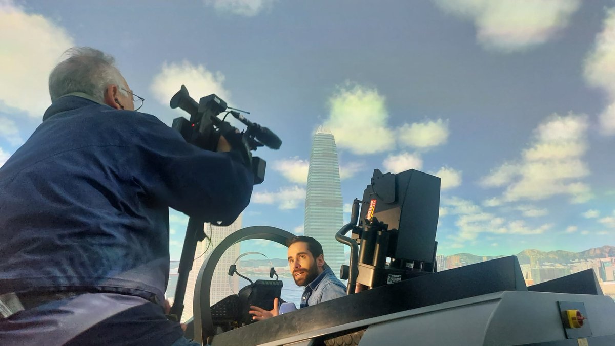 IndraCompany's tweet photo. 🎥Hoy nos han visitado los informativos fin de semana de @telediario_tve que próximamente emitirán un reportaje sobre la industria de #defensa. Han podido visitar gran parte de nuestras instalaciones como la nave de simuladores, el patio de radares, o la fábrica de radares. https://t.co/CvTZyIGC3r