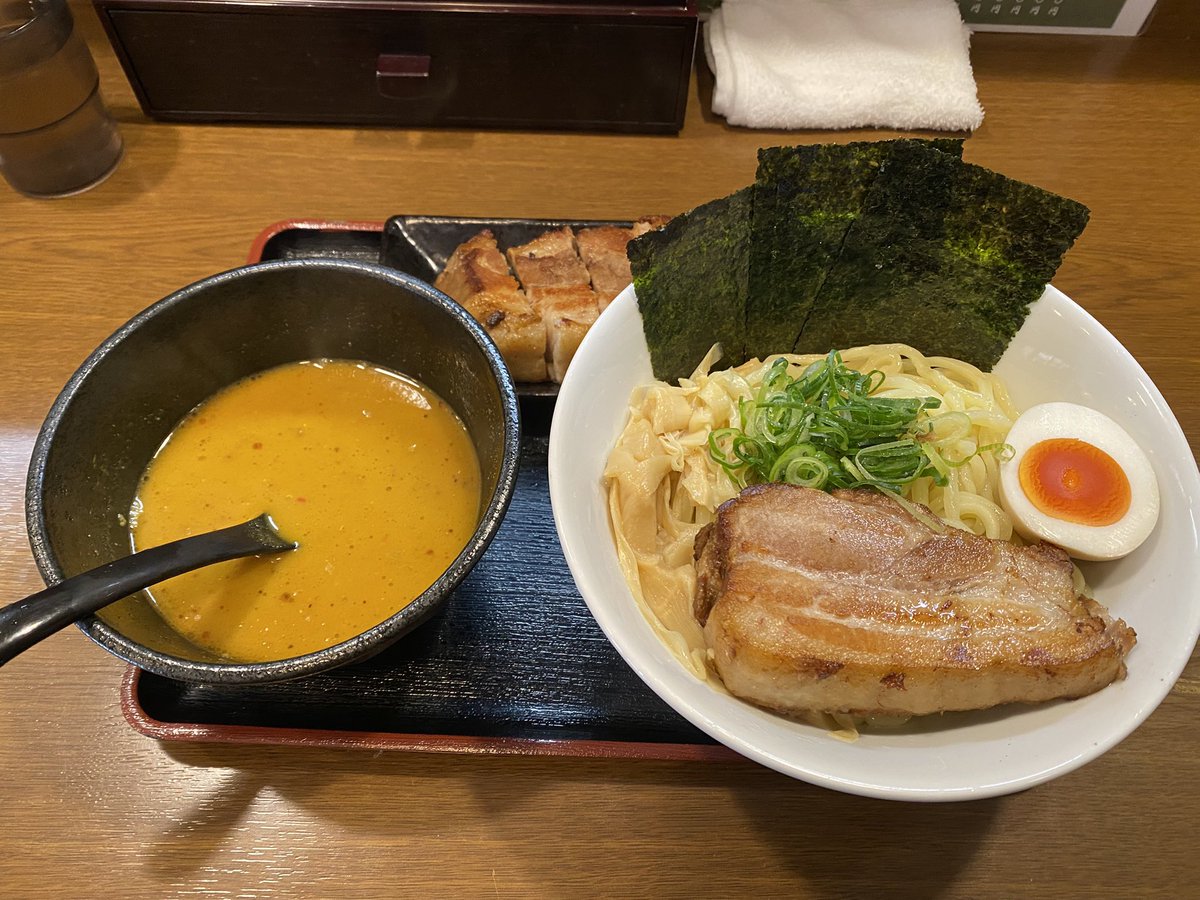 kuro_bako_RM's tweet photo. カレーつけめん、チャーシュー
らあめん こそっと＠上板橋
昼に抜け出し、こそっとさんへ。ちょい辛めのカレーのツケダレが春先の暖かさに心地いい。そして、こそっとさんのこそっとしてない大ボリュームチャーシュー。腹パン確定なのに頼んでしまう。美味いんだもの。
#板橋グルメ部 https://t.co/ntAZ0KKAo5
