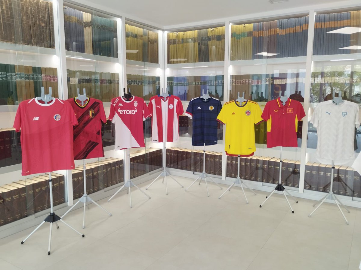 🥳 Planazo para los amantes del fútbol en Badajoz

👉🏼  Exposición de 100 camisetas de diferentes naciones: desde Nepal hasta Suiza 

📍 En la sede que Cajalmendralejo tiene en el Paseo de San Francisco 

⚠️ Solo durante 1 semana ¡no te lo pierdas!