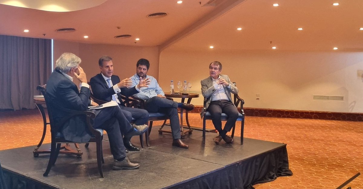 Fund_Capital's tweet photo. Iniciamos nuestro ciclo de encuentros presenciales de 2025 con un Desayuno de Trabajo para nuestros socios. Participaron los directores de Fundación Capital, @martinredrado y Carlos Pérez, el Dir. de @isonomiaok,  @PabloKnopoff y @dfcanedo, Editor Jefe de Clarín https://t.co/neeprqckcR
