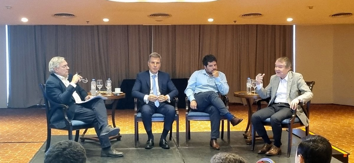 Fund_Capital's tweet photo. Iniciamos nuestro ciclo de encuentros presenciales de 2025 con un Desayuno de Trabajo para nuestros socios. Participaron los directores de Fundación Capital, @martinredrado y Carlos Pérez, el Dir. de @isonomiaok,  @PabloKnopoff y @dfcanedo, Editor Jefe de Clarín https://t.co/neeprqckcR